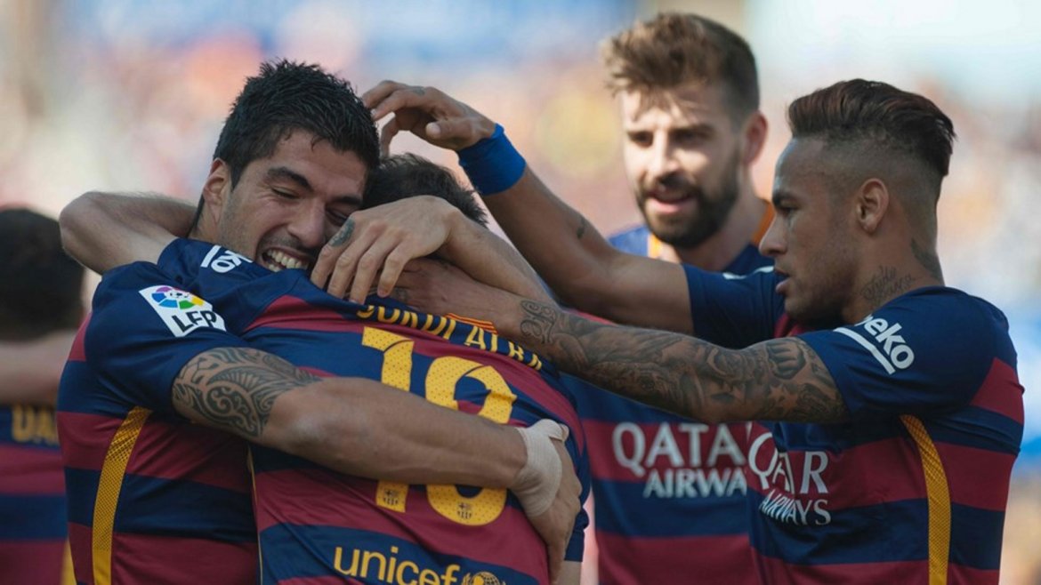 Su&aacute;rez es el h&eacute;roe de la victoria del t&iacute;tulo de Barcelona, pero gracias a los laterales: Dani Alves y Jordi Alba