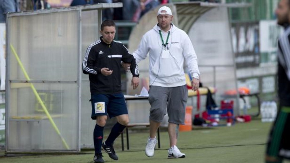 Un &aacute;rbitro cay&oacute; borracho al juego y se lo llev&oacute; la seguridad