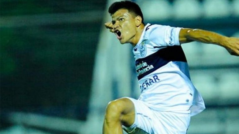 Walter Bou: "Se me llenar&iacute;an los ojos de lagrimas de jugar en la Bombonera, y con Tevez ser&iacute;a un sue&ntilde;o"