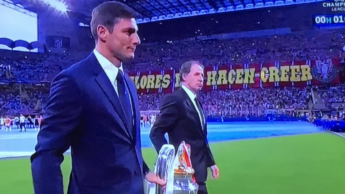 Zanetti y Baresi llevaron la Orejona en medio de una ovaci&oacute;n