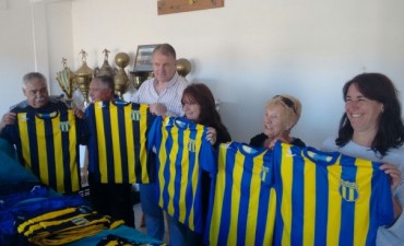 Ricardo Lissalde donó camisetas al club Unión Apeadero