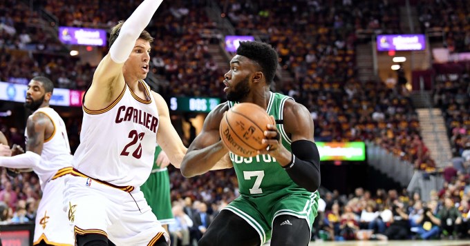 Boston dio el golpe en Cleveland y le ganó al campeón de la NBA