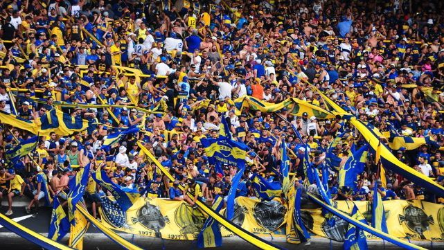 Guerra entre hinchas por un trapo en alambrado de la Bombonera