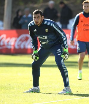 Nahuel Guzmán reemplazará a Romero