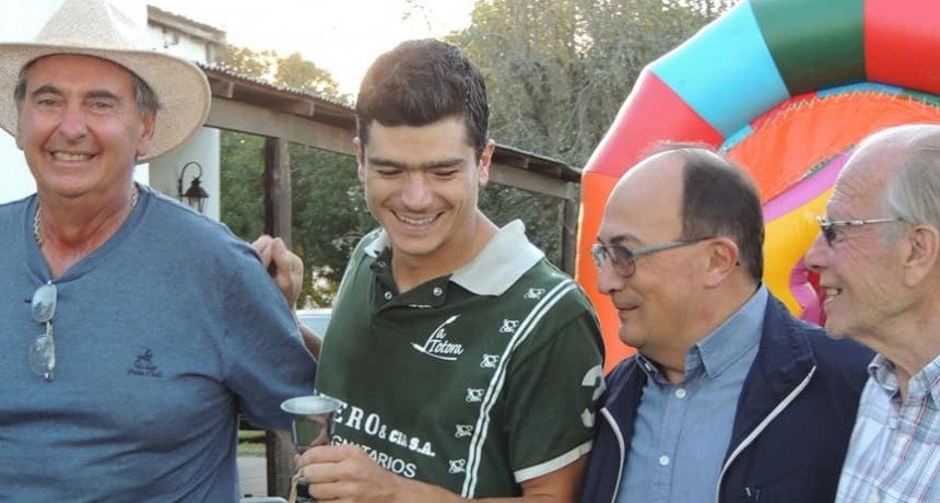 Un caballo tiró a un jugador en el campo de Pato de La Totora