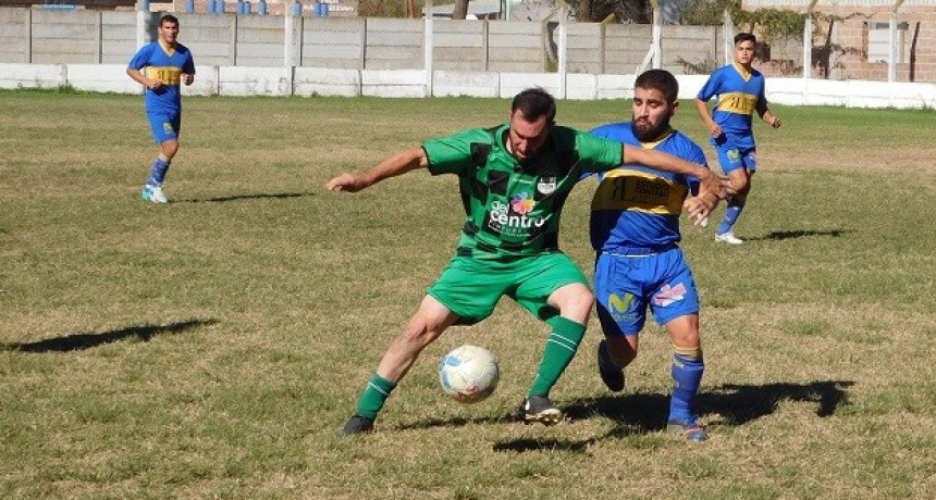 Con cuatro del Pichichi Massaccesi, La Lola ganó y es puntero