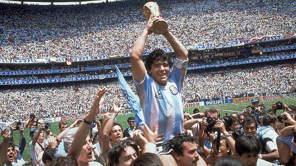 Maradona retorna a Buenos Aires por una operación, mientras negocia su continuidad en Dorados