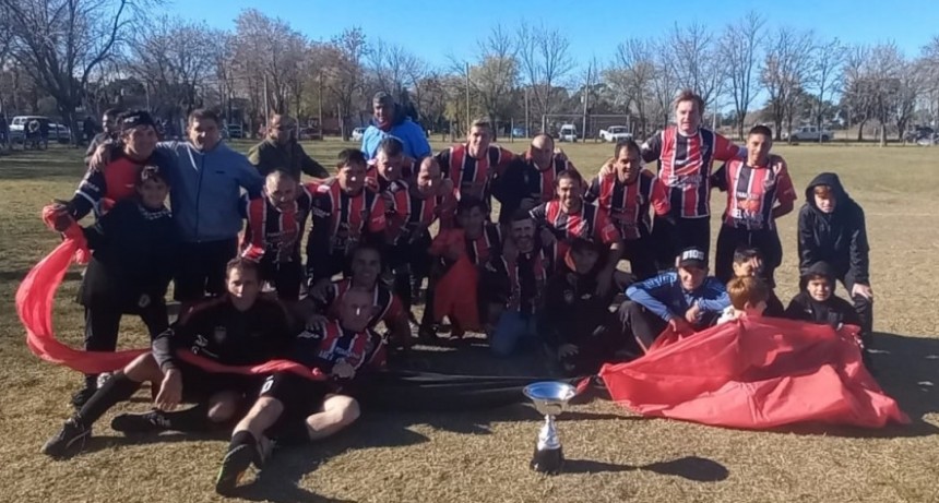 Defensores de La Chacarita campeón en Veteranos 