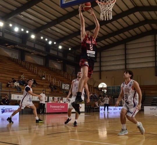 El saladillense Tomas Delía se destaca en Zarate Basket 