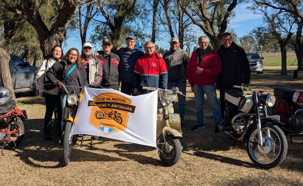 Salida del Club de Motos Antiguas de Saladillo al Autom&oacute;vil club