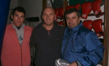 La Fundaci&oacute;n Todos por un Sue&ntilde;o, entreg&oacute; materiales de boxeo para el gimnasio de Claudio Molfino y Pablo Batista.
