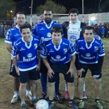 Recmetal campe&oacute;n del Papy F&uacute;tbol 2016 en Del Carril