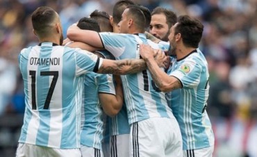 Argentina gan&oacute; con autoridad y se clasific&oacute; como l&iacute;der