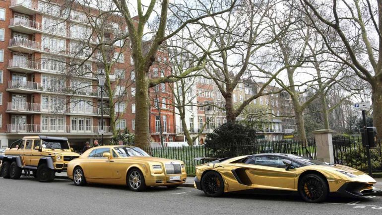 La exuberante flota de autos ba&ntilde;ados en oro de un pr&iacute;ncipe