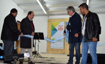 Se inauguraron obras del escenario del  Club de Cazón