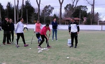 José Luis Salomón presento al técnico de hockey Gabriel Minadeo 