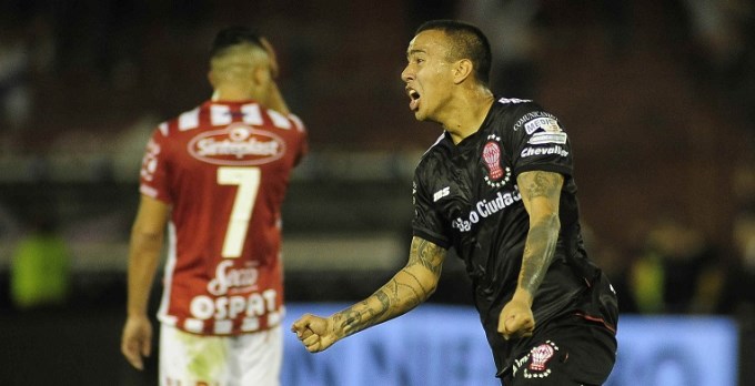 Huracán ganó en el Ducó, sumó de a tres y respira