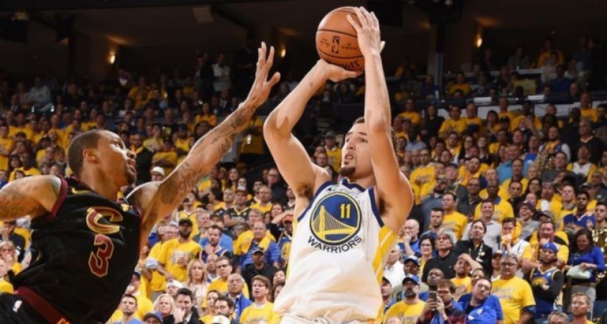 Golden State como local derrotó a Cleveland Cavaliers 122 a 103