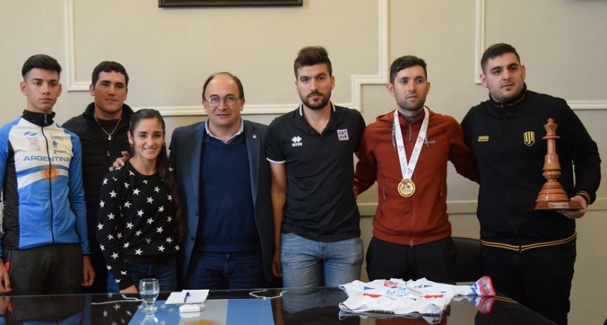 Salomón recibió a deportistas locales