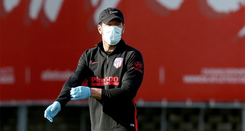 Simeone considera que vivirán algo desconocido en el regreso del fútbol de España