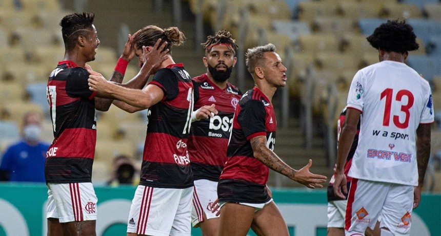 Volvió el fútbol en Brasil con goleada del campeón Flamengo