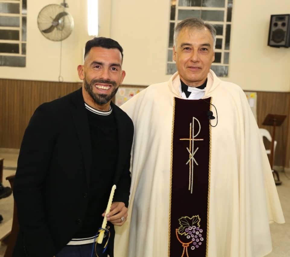 Carlitos Tevés estuvo en un bautismo celebrado por el Cura Gerardo Gorosito 