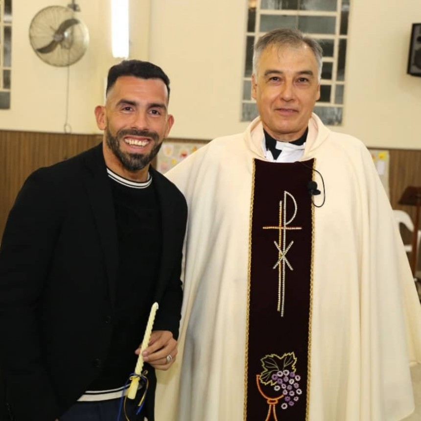 Carlitos Tevés estuvo en un bautismo celebrado por el Cura Gerardo Gorosito 