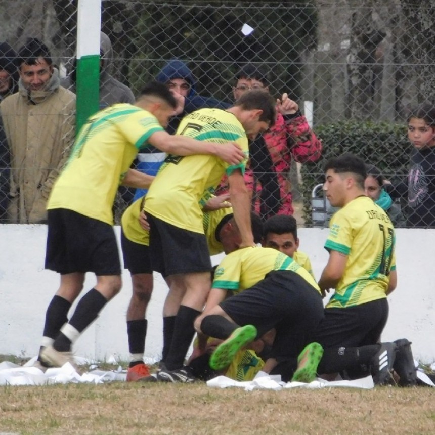 Fútbol: Oro Verde y Comercio siguen en carrera en Primera División