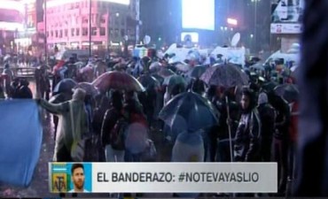 La lluvia opac&oacute; el banderazo para pedir que Lionel Messi no abandone la Selecci&oacute;n