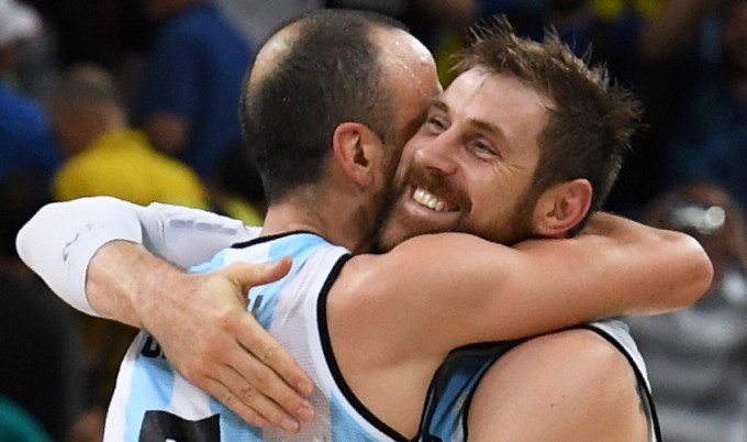 Retiran las camisetas de Manu y el Chapu de la selección 