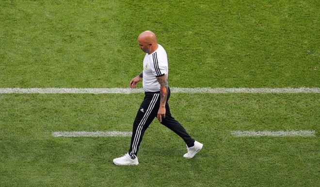 Sampaoli, la salida es por allá...