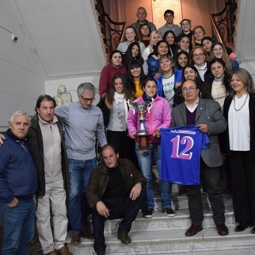 Salomón saludó a ganadores de torneo de fútbol