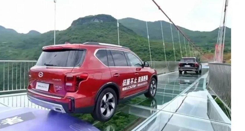 China inauguró el puente de vidrio más largo del mundo