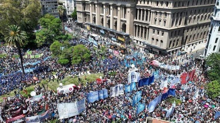 La calle vuelve a plantarse ante un Milei en bajada
