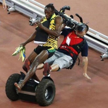 Lo Bolt-earon: incre&iacute;ble ca&iacute;da de Usain Bolt luego de ganar los 200 metros