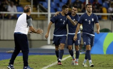 La selección del Vasco le ganó a Argelia y sigue viva