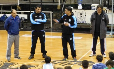 Gustavo Miravet dictó una Clínica de Básquet en el club Ciudad