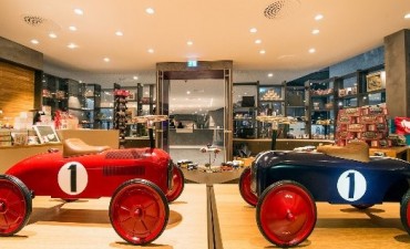 Viaje por la fábrica de sueños del nieto del fundador de Porsche: autos y juguetes en miniatura