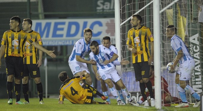 Racing lo dio vuelta con dos 