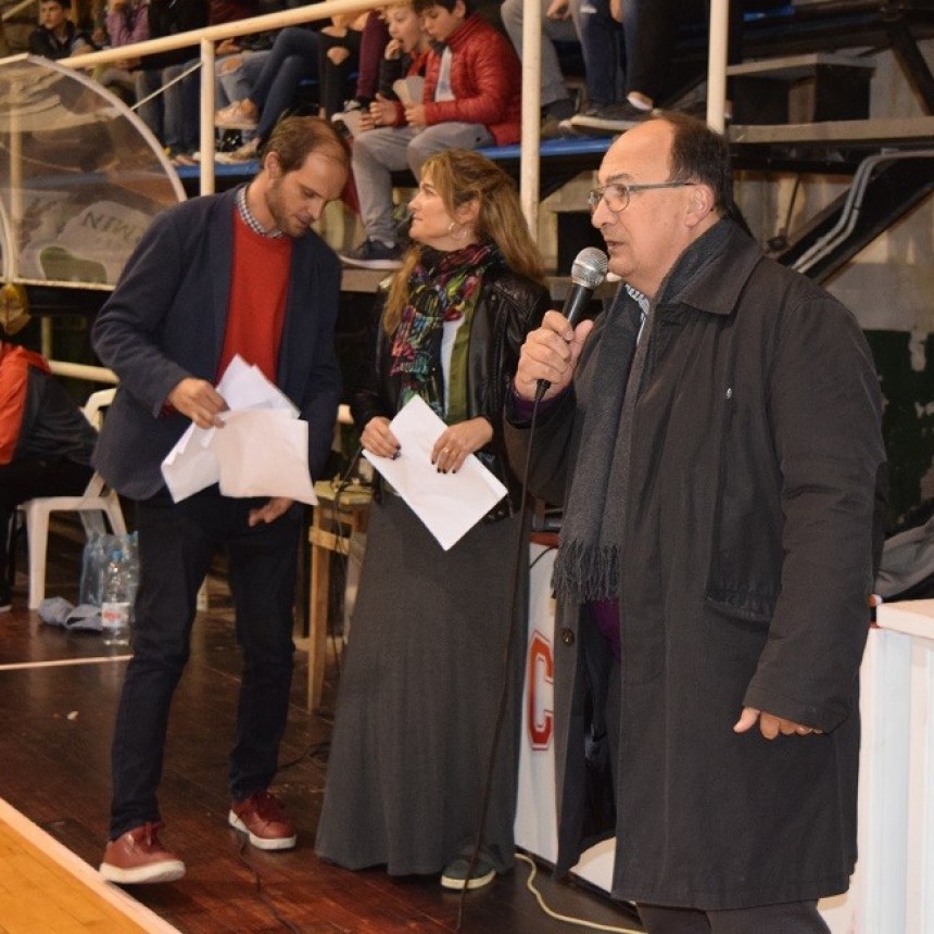 Salomón en el triangular de basquet