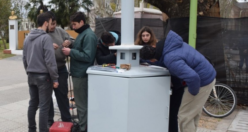 Instalan el cargador solar en la plaza principal de Saladillo