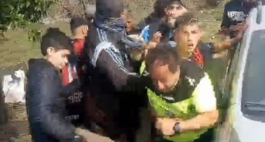 Un árbitro fue agredido en medio de una batalla campal en Miramar
