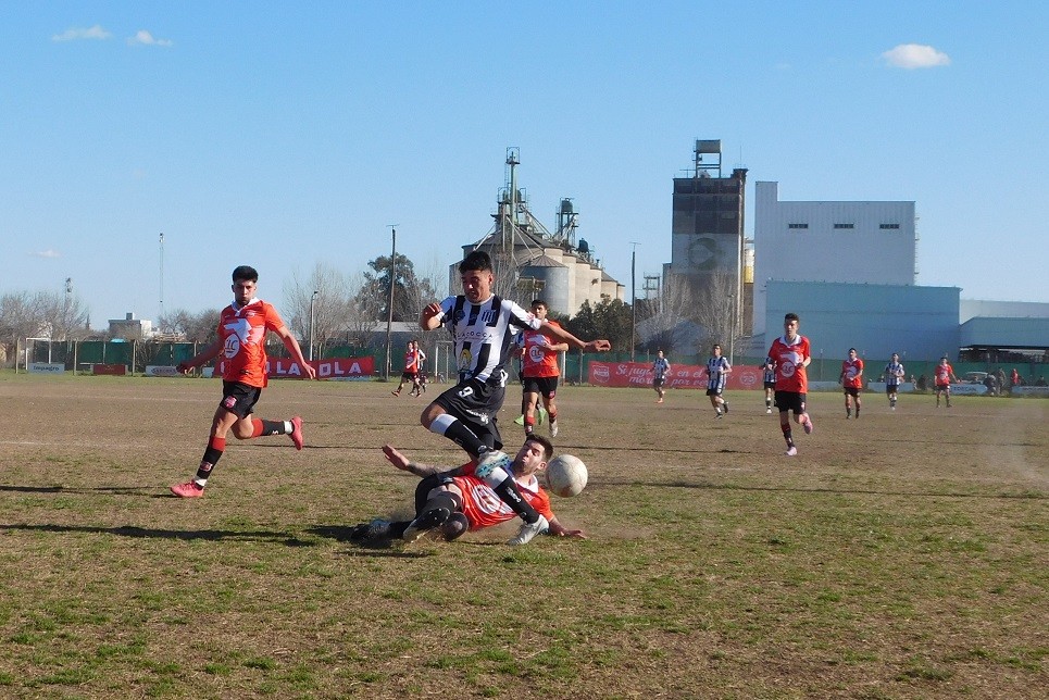 Fútbol: El clásico fue para Unión Apeadero que le ganó a Huracán 2 a 0 