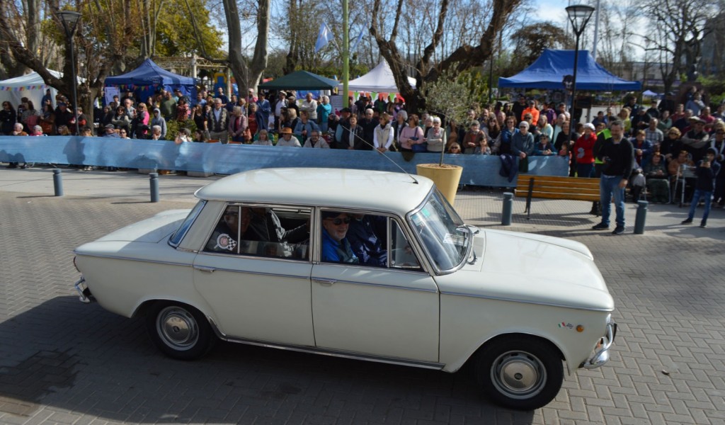 Desfile de Autos Clásicos y Antiguos en Saladillo