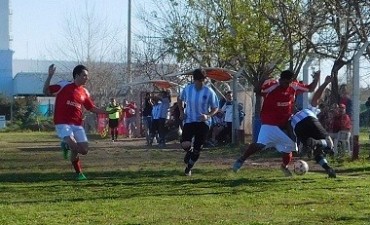 Huracán goleo a Oro Verde y quedó como único puntero 