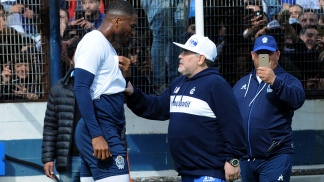 Maradona condujo una nueva práctica del Lobo