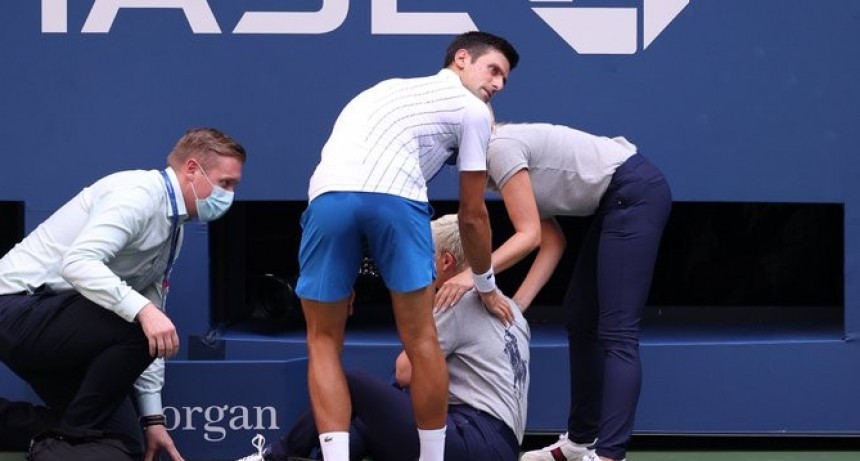 Djokovic fue descalificado del US Open por haberle pegado un pelotazo a una jueza de línea