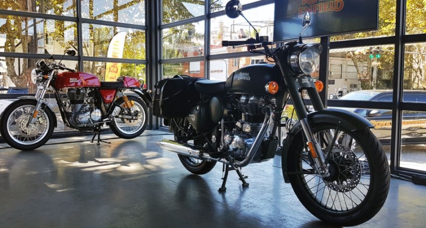 Alberto Fernández visita Campana por el lanzamiento de la producción de motos Royal Enfield