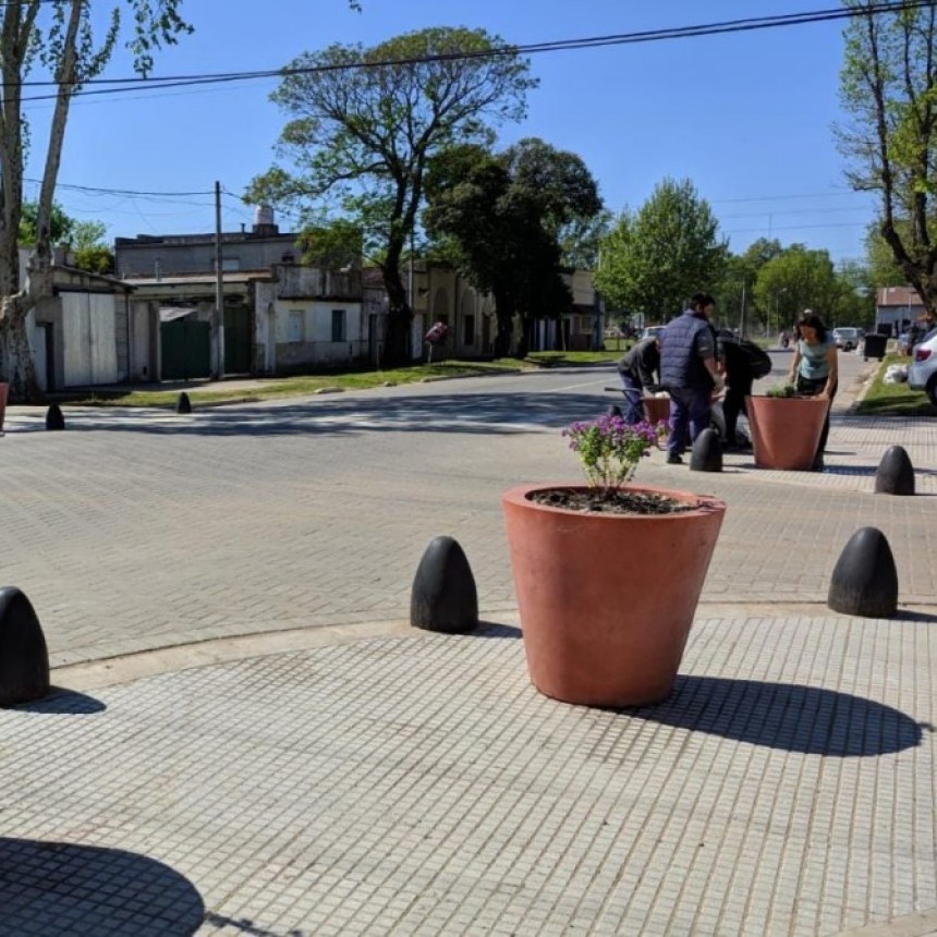 Trabajos de forestación en el Pasaje Julio Jorge Olarticoechea