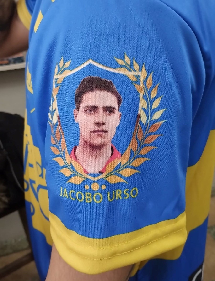 Jacobo Urso presentó su nueva camiseta para el fútbol 